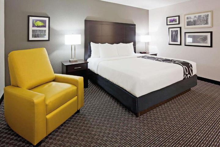 1 King Bed (2 of 7)