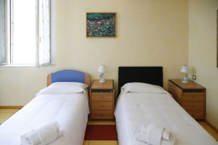 Room 10 of 37