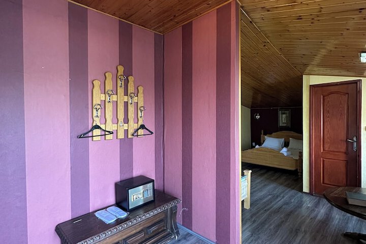 Room 35 of 83