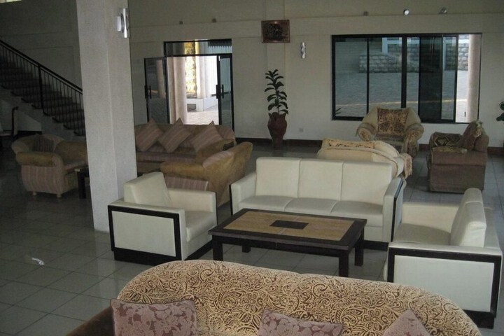 Lounge 16 of 40