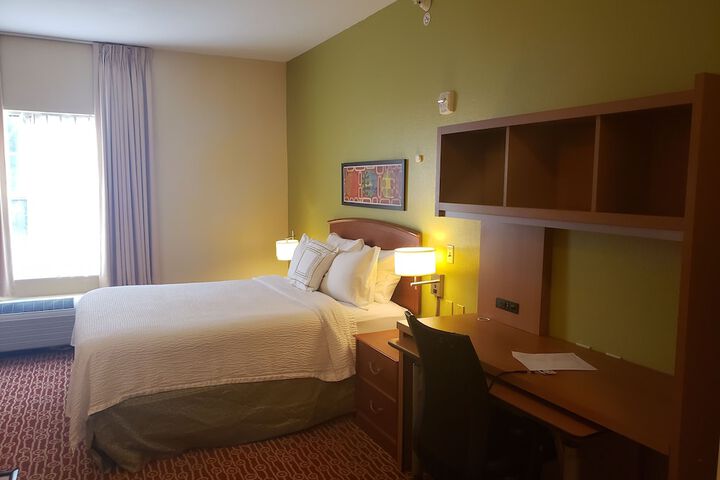 1 Queen Bed Mobility Accessible Hearing Impaired Studio Suite (4 of 23)