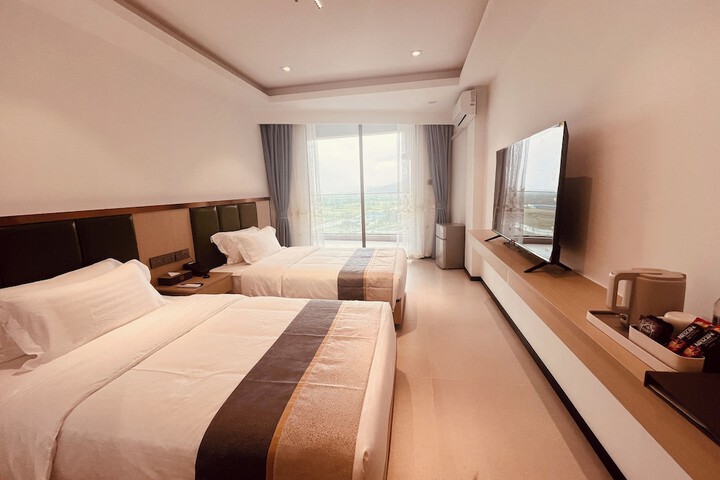 Room 4 of 16