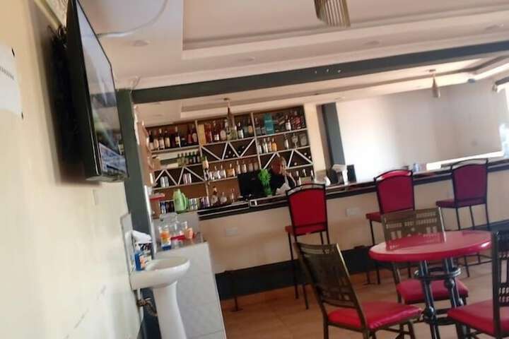 Lounge 17 of 24