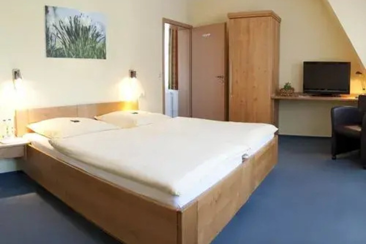 Room 5 of 10