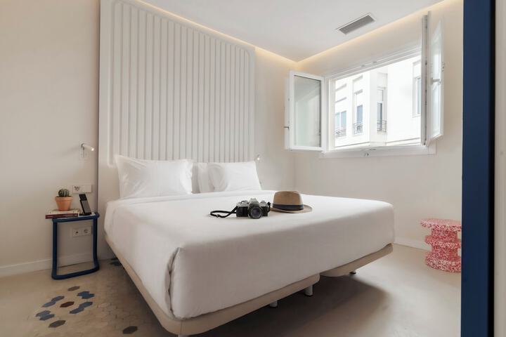 Room 8 of 77