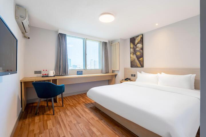 Room 9 of 15