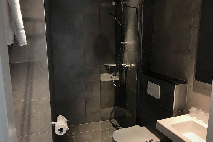 Room 52 of 65