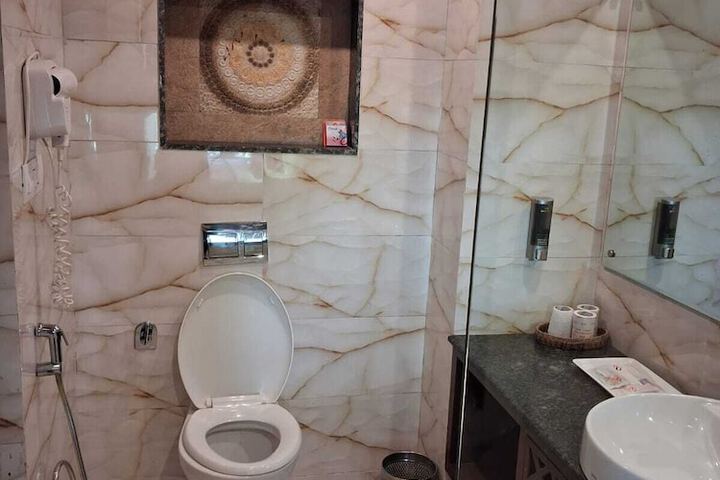 Room 8 of 11