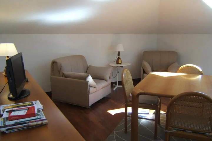 Room 6 of 27