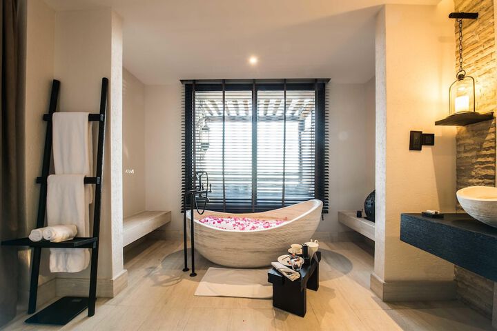 Room 100 of 318