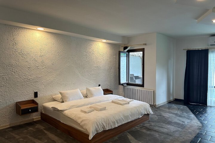 Room 10 of 104
