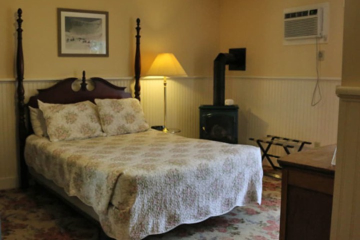 1 Queen Bed (4 of 4)