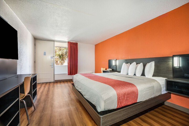 Room 13 of 30