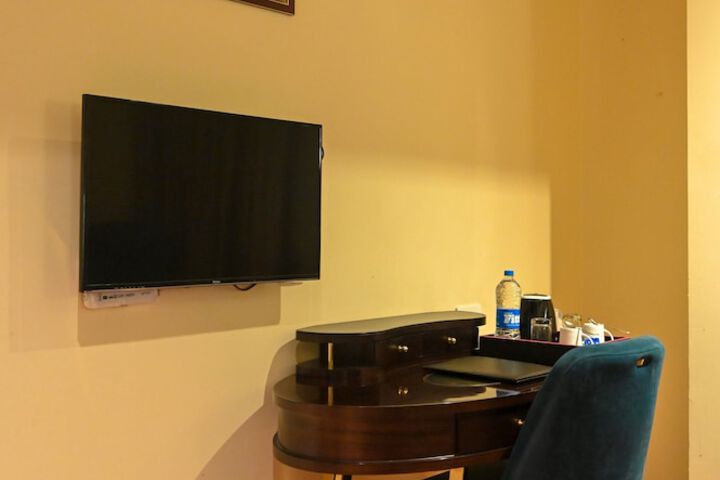 Room 8 of 33