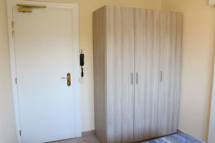 Room 27 of 136