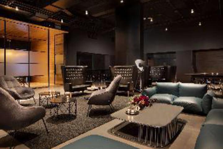 Lounge 2 of 12