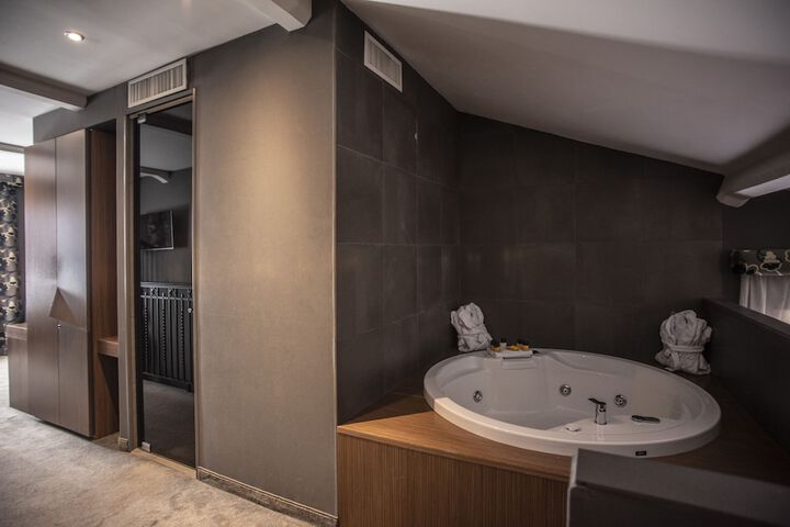 Jetted tub
