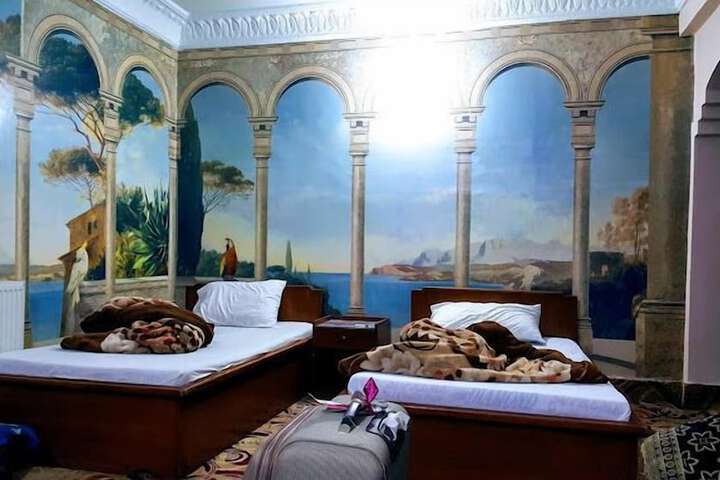 Room 2 of 10