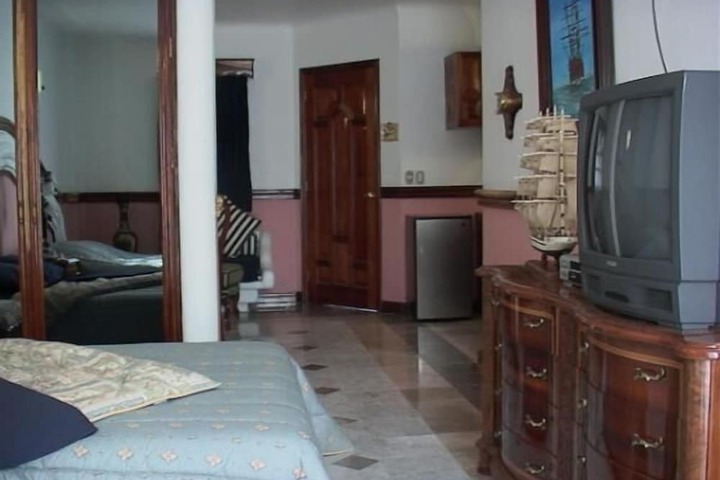 Room 4 of 36