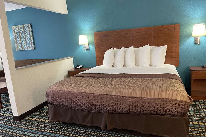 1 King Bed - Wireless High Speed Internet, Microwave and Refrigerator, Coffee Maker Iro (7 of 10)