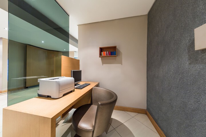 Business Center 63 of 67