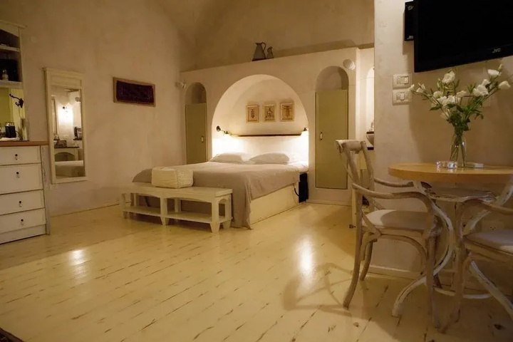 Room 5 of 12
