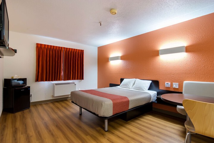 Room 9 of 35