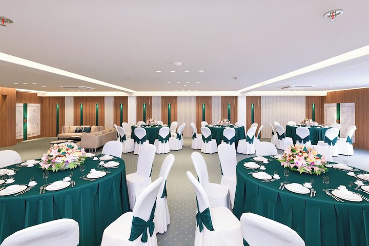 Ballroom/Hall 21 of 23