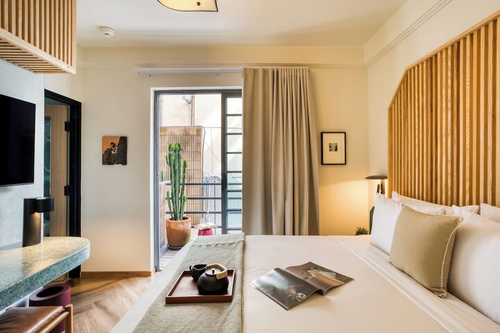 Room 18 of 120