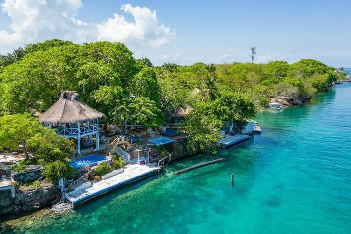 HOTEL ISLA MULATA in Rosario Islands
