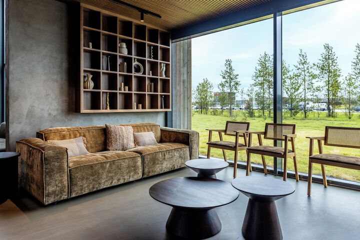 Lounge 37 of 44