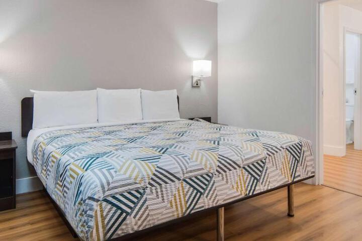 1 Queen Bed (12 of 20)