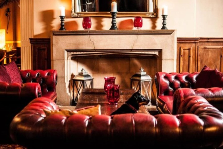 Lounge 28 of 37