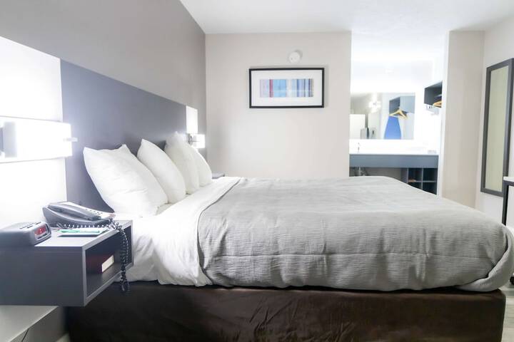 1 King Bed (12 of 14)