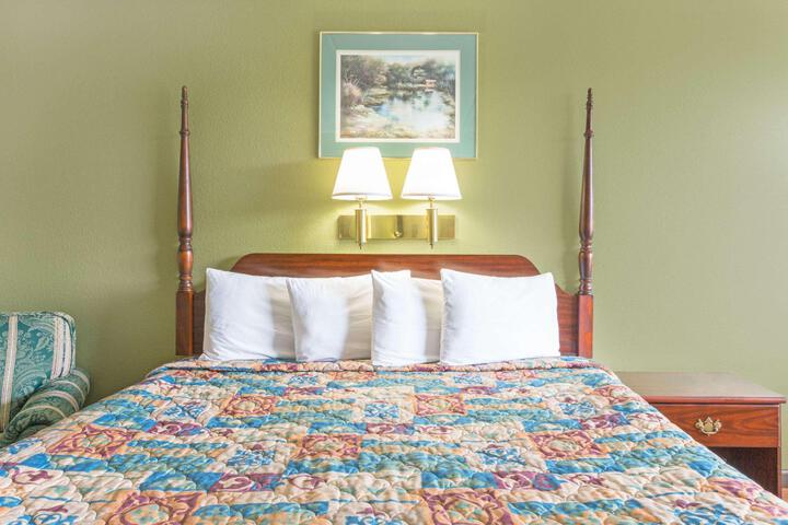 1 King Bed (3 of 5)