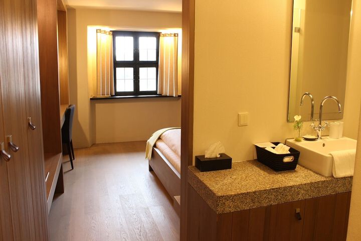Room 4 of 33
