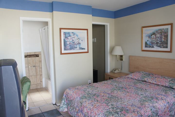 1 Queen Bed (4 of 8)