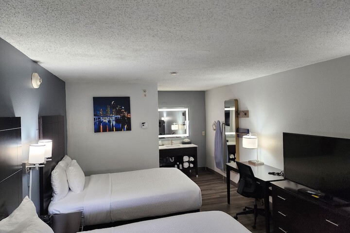 2 Double Beds (12 of 18)