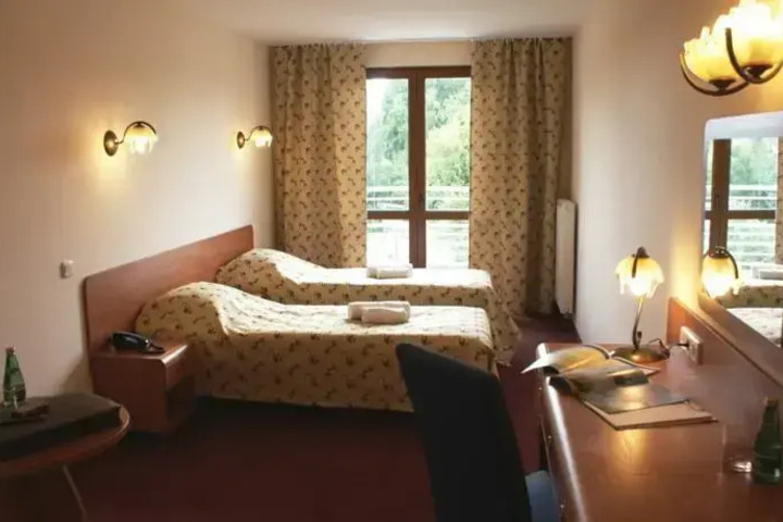 Room 2 of 10