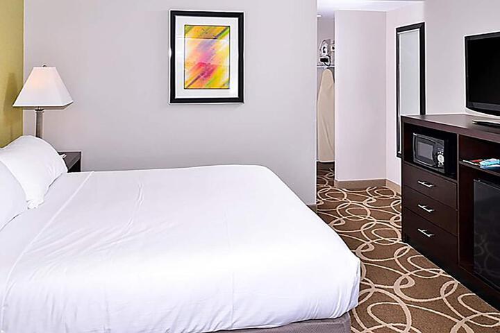 1 King Bed (4 of 14)