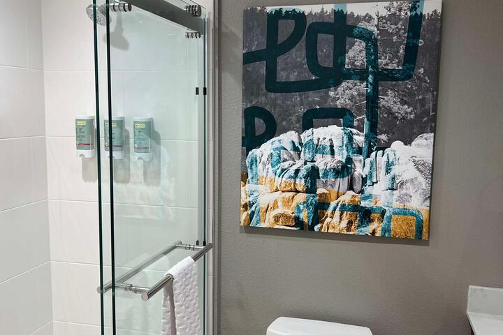 2 Queen Accessible Comm Assist Bathtub Microwave, Refrigerator WiFi Continental Breakfast (4 of 14)