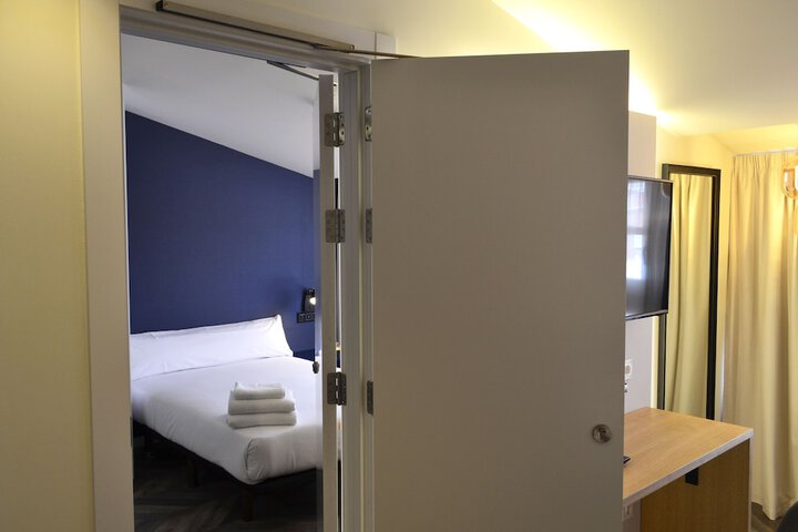 Room 18 of 33