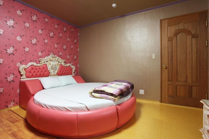 Room 33 of 79