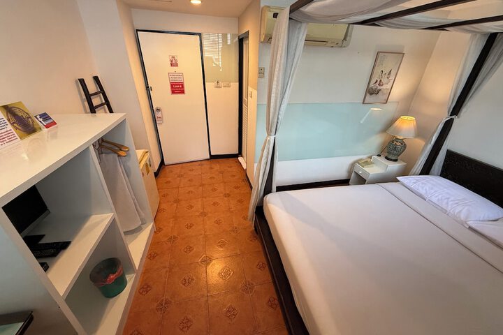 Room 28 of 65