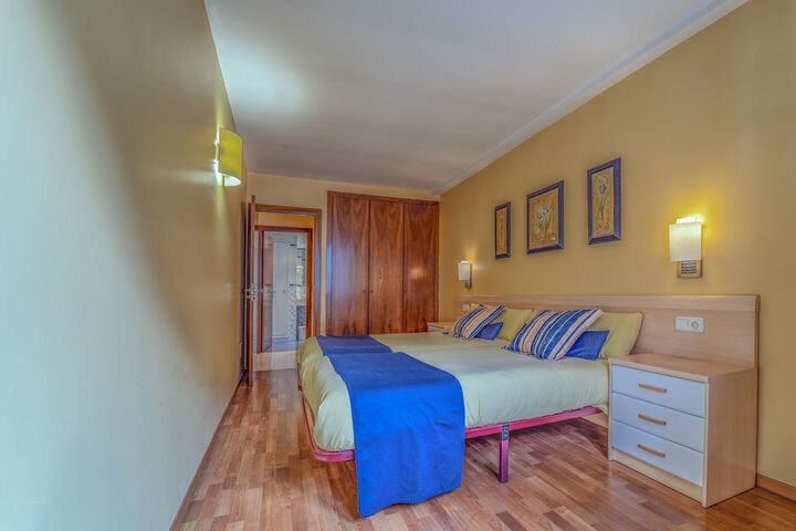 Room 6 of 99