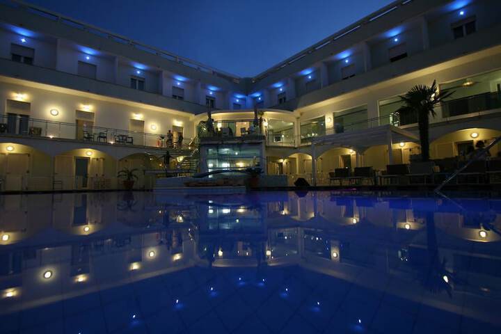 Pool 11 of 33