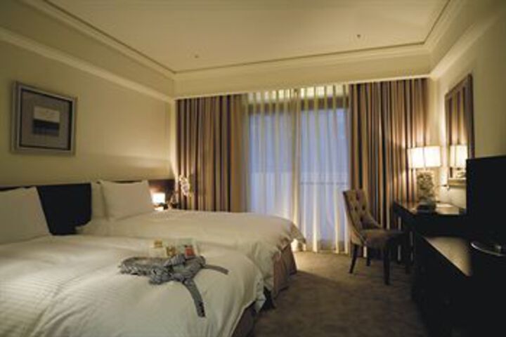 Room 6 of 28