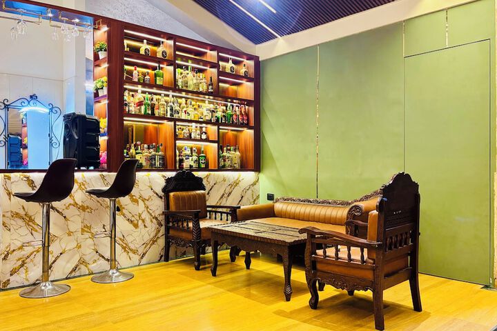 Lounge 42 of 85