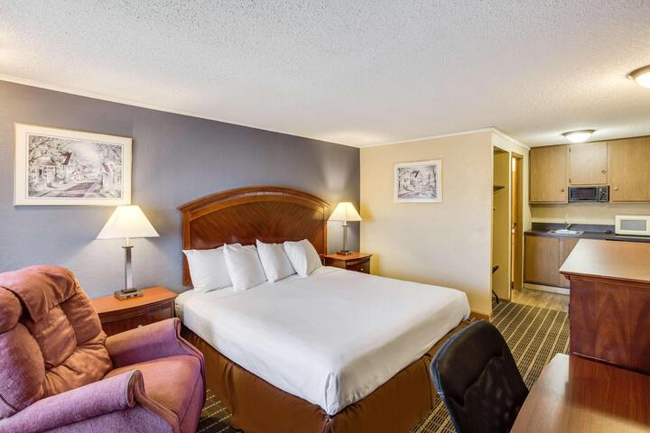 1 Queen Bed (2 of 19)