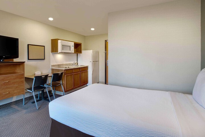 Suite Queen Bed (5 of 6)